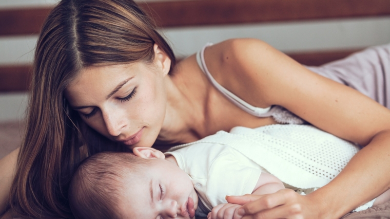 MINDEN SZÜLÉS MÁS, MINDEGYIK CSODÁLATOS – ÉVI ÉS FANNI TÖRTÉNETE