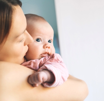 A BABAILLAT VARÁZSA: MIÉRT VONZÓDUNK ANNYIRA A BABÁNK ILLATÁHOZ?