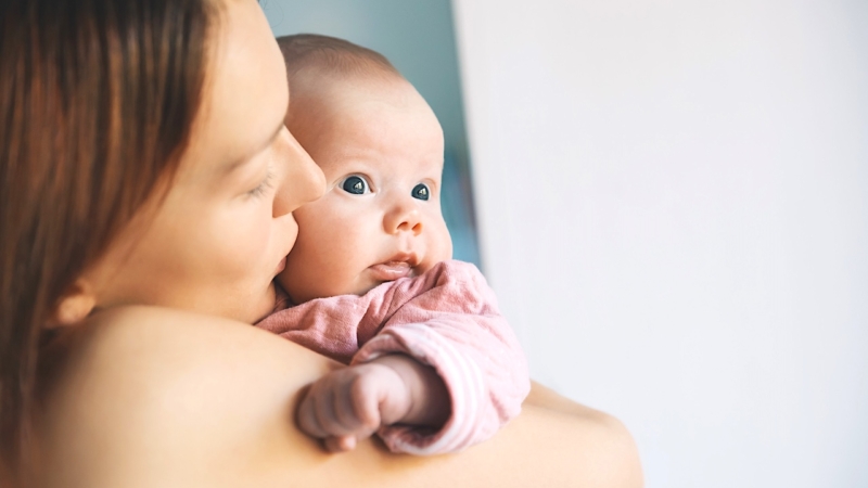 A BABAILLAT VARÁZSA: MIÉRT VONZÓDUNK ANNYIRA A BABÁNK ILLATÁHOZ?